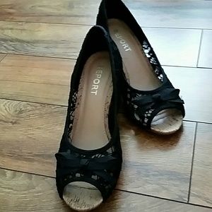 Black lace Peep toe wedges